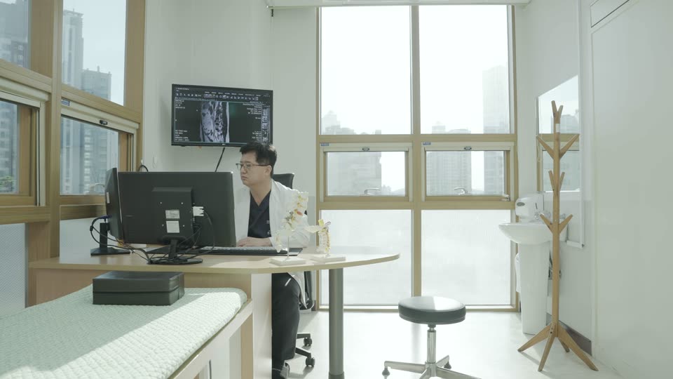 루아브랜딩연구소의 병원 숏폼 영상 제작 장면